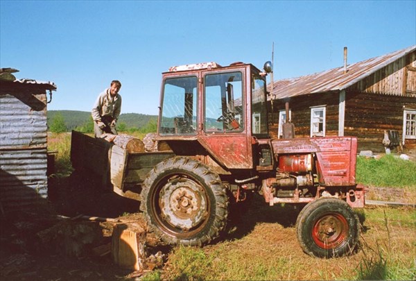 На этом тракторе с прицепом возят дрова
